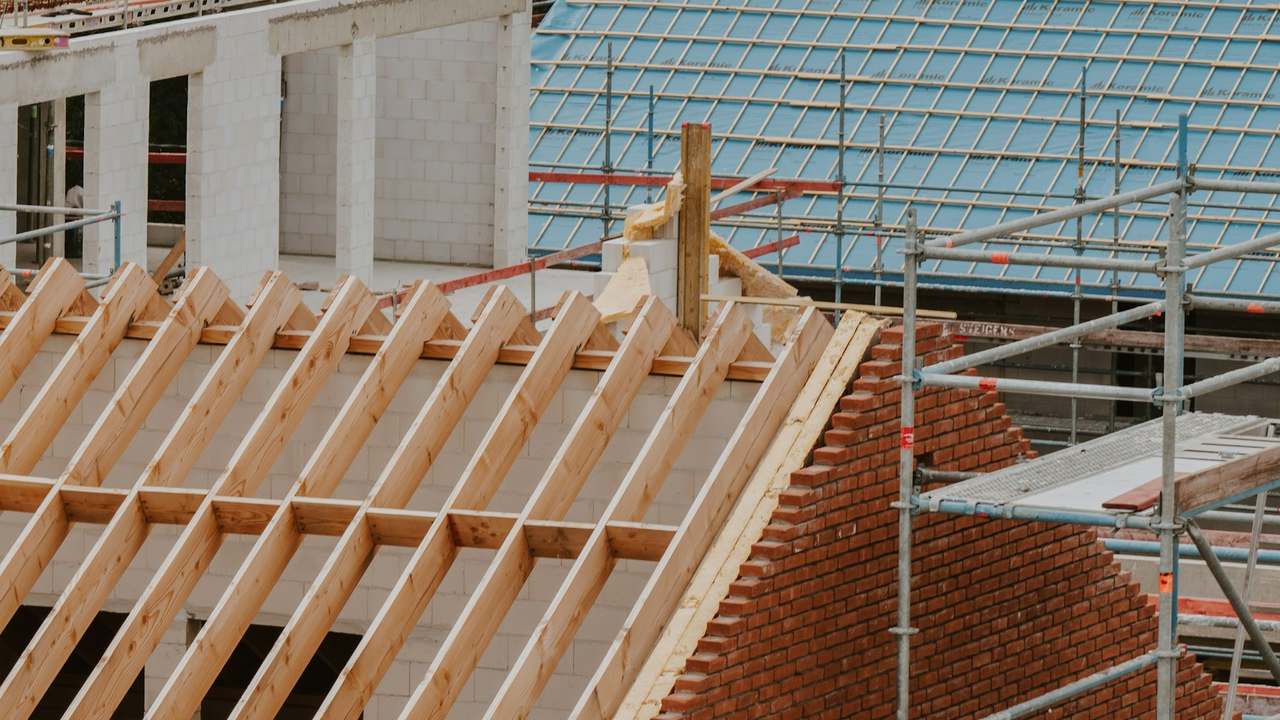 Inspecție tehnică și întreținere sezonieră pe acoperiș realizată de montator Calonix