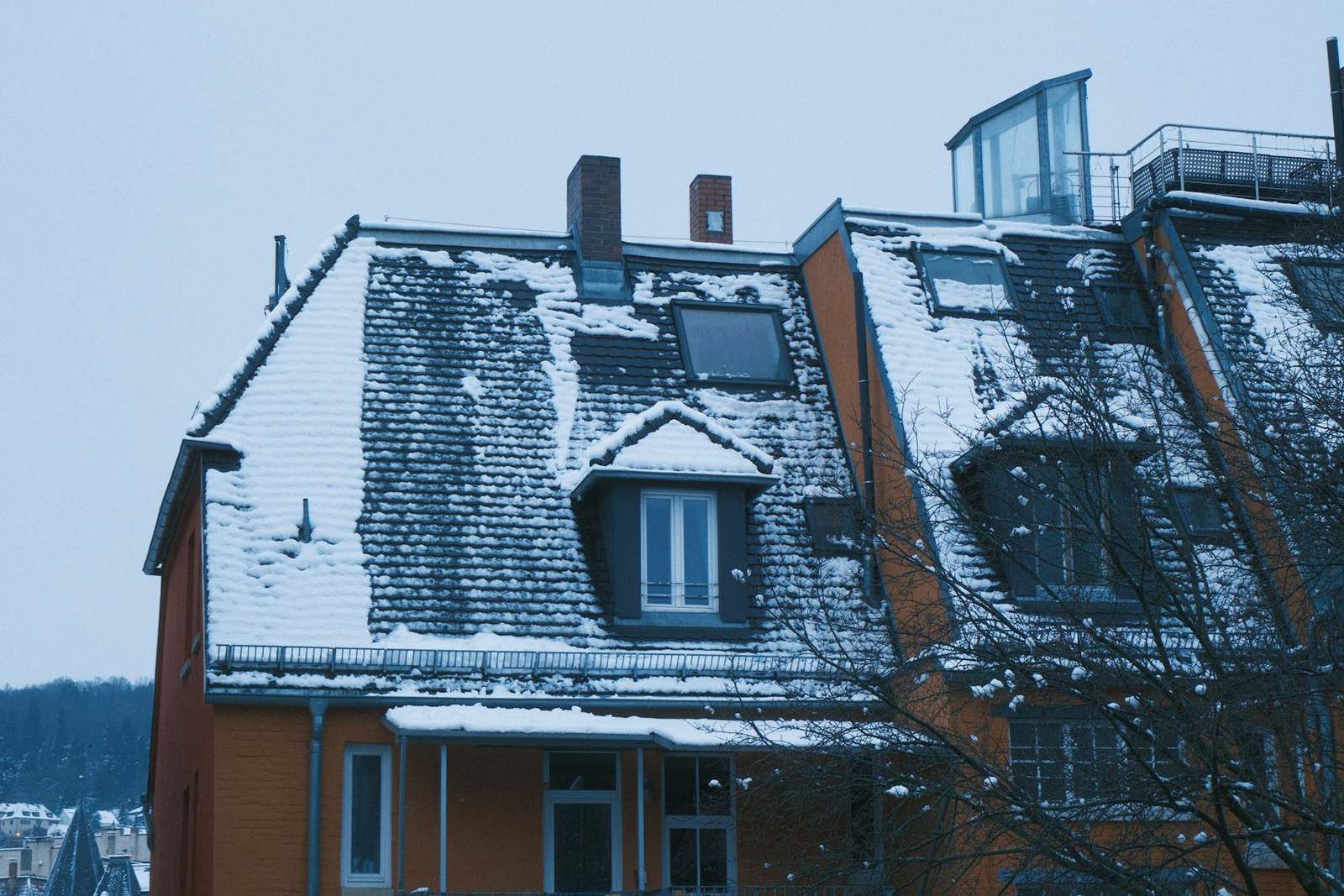 Acoperișuri acoperite de zăpadă într-un oraș din România
