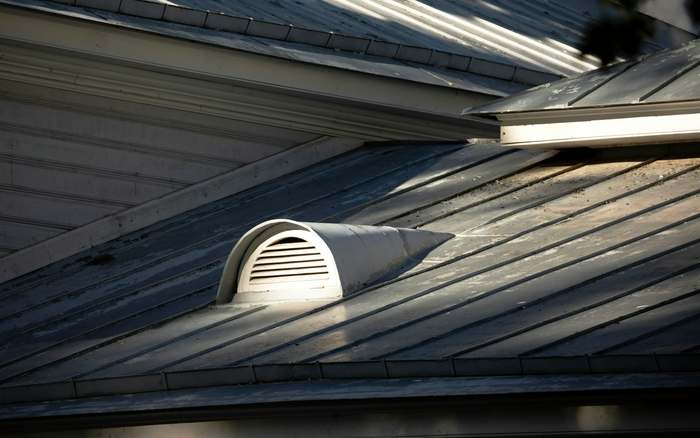 Element de ventilație și aerisire montat sub coama acoperișului modern