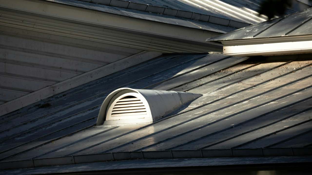 Element de ventilație și aerisire montat sub coama acoperișului modern