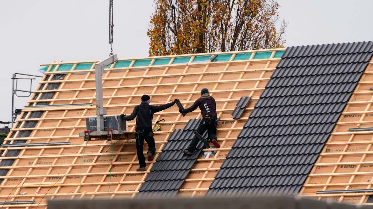Montajul foliei de difuzie anticondens cu suprapunere generoasă peste căpriori