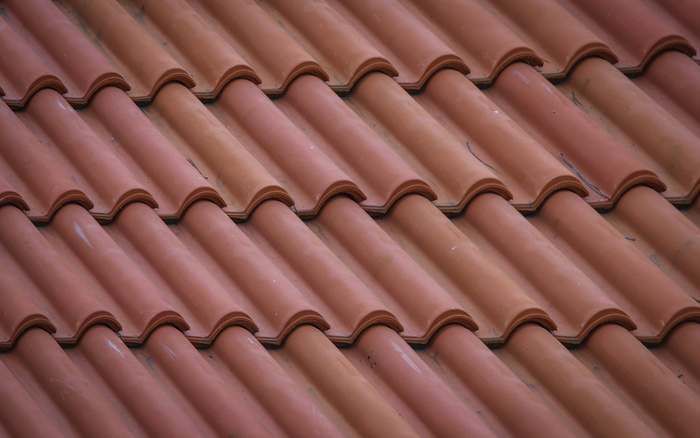 Țiglă ceramică roșie în detaliu