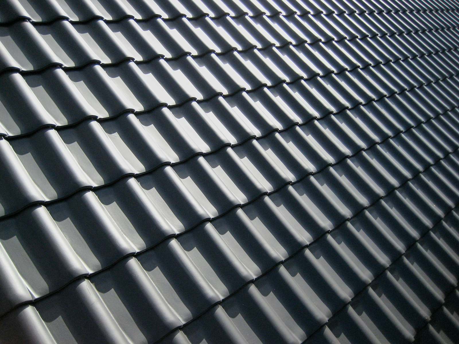 Țiglă metalică gri închis în lumină laterală