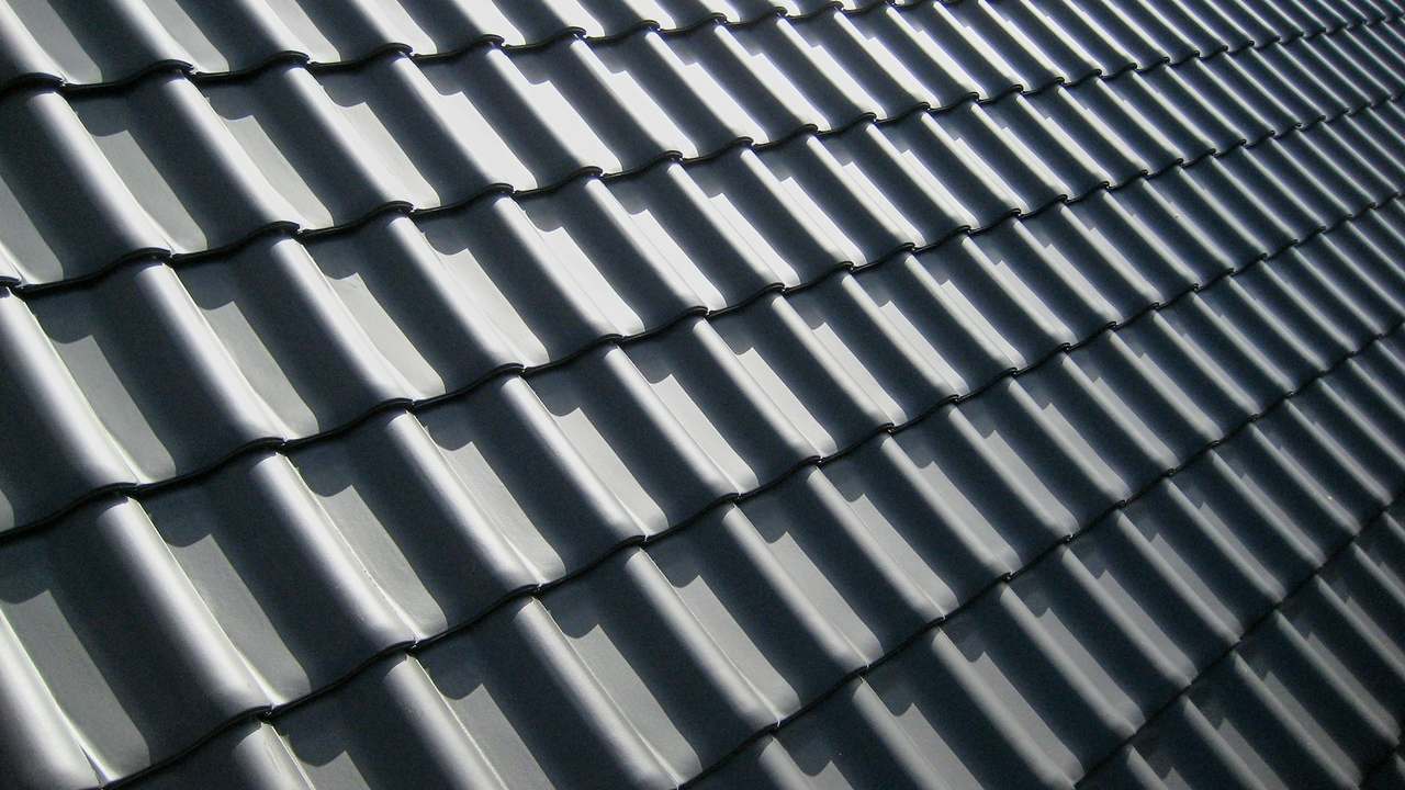 Comparație între finisaj mat structural și finisaj lucios pe mostre de tablă