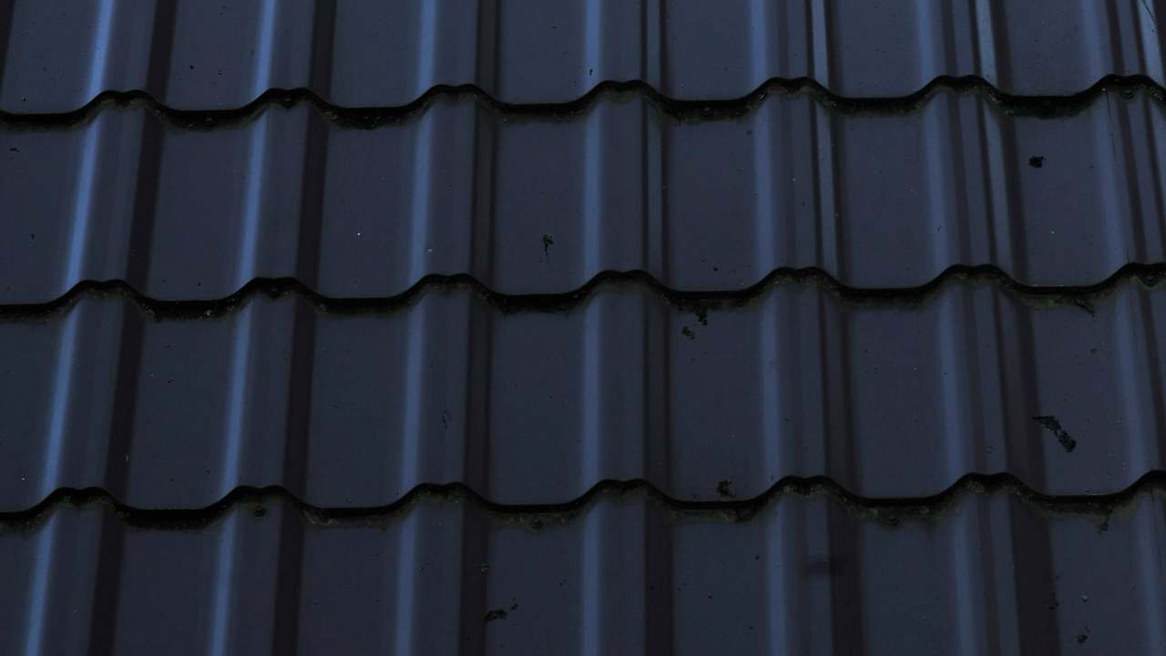 Detaliu profil țiglă metalică mată de culoare neagră montată cu precizie