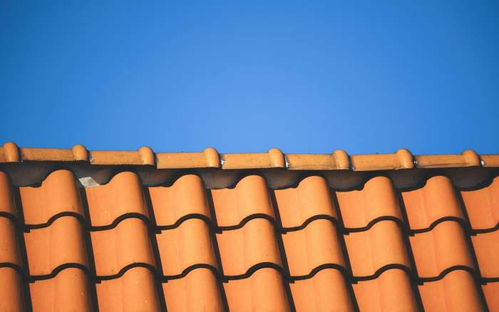 Acoperiș din țiglă ceramică portocalie cu coamă și rânduri de țigle