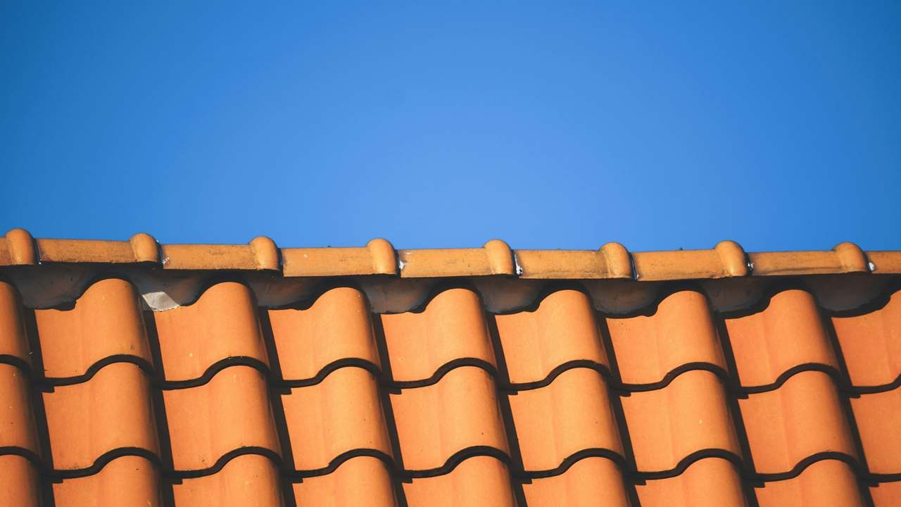 Acoperiș din țiglă ceramică portocalie cu coamă și rânduri de țigle