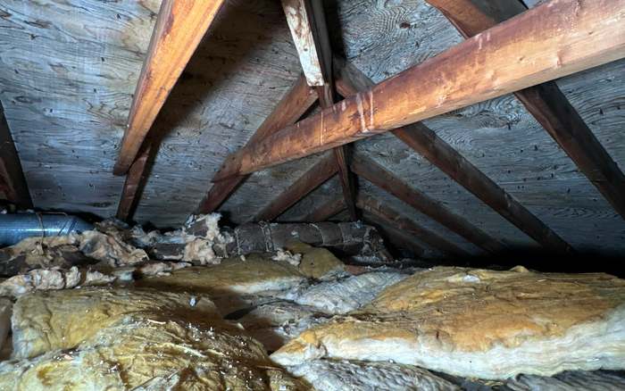 Montaj combinat de izolație termică performantă la structura acoperișului