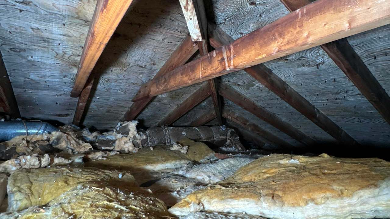 Strat de termoizolație din vată minerală montat corect între căpriori